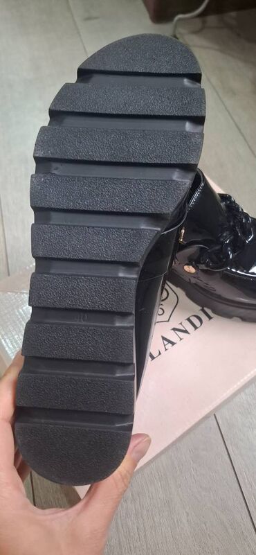 Tuflilər: Новые туфли. На танкетке 6-7 см.
Размер 40 — 4