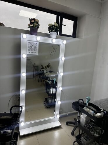 Другое оборудование для салонов красоты: Зеркало в отличном состоянии 4000