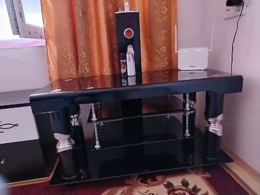 Qara şüşə TV stendi - Material: cilalanmış qara temperli şüşə və