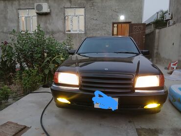zor maşın şəkilləri: Mercedes-Benz C-Class W202 sedan, qara rəng. Üstünlüklər və