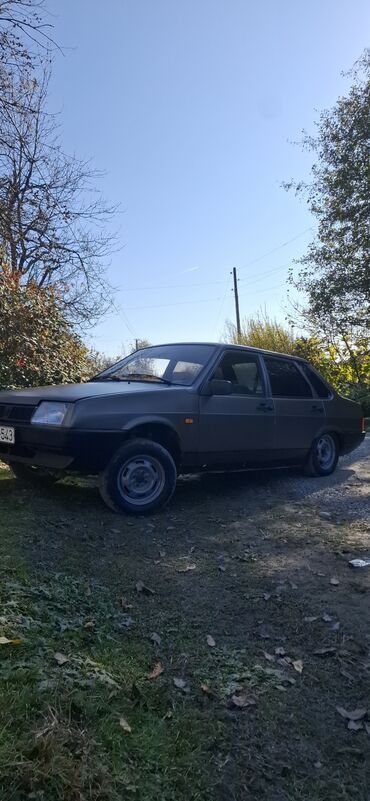 VAZ (LADA): VAZ 21099 sedan - Kuzov: 4 qapılı, düz xətli klassik sedan dizaynı - — 6