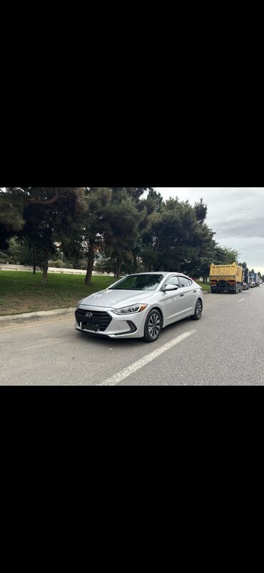 Soyuducular: Gümüşü rəngdə olan Hyundai Elantra avtomobili. Avtomobilin salonu qara