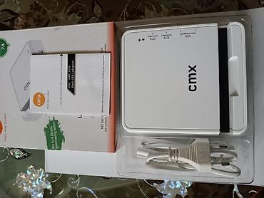 Višenamenski USB punjač bele boje snage 35W i 7A, koji omogućava