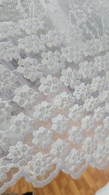 Pərdə və tüllər: Ağ rəngli, zərif güllü naxışlarla bəzədilmiş tül pərdə. Yüngül və — 3