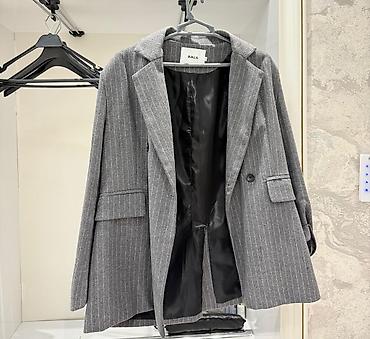 Dəstlər, kostyumlar: İkihissəli qadın kostyumu – sirkə zolaqlı (pinstripe) boz rəng Brend — 2