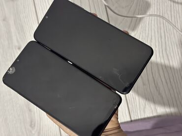 коннектор: Два смартфона: Redmi и Samsung. 1) Xiaomi Redmi (черный) - Серия с