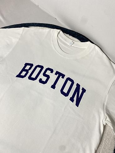 обувь drop: Футболка “BOSTON” - Унисекс, классический крой с круглым вырезом - — 3