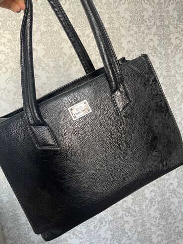 черная сумку: Продую сумку б/у Очень вместительная и почти новая Нигде нет