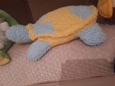 Oyuncaqlar: Yumuşaq oyuncaq 1) Qurbağa (gözünün rəngi bir az getdiyinə görə)- 8 — 4