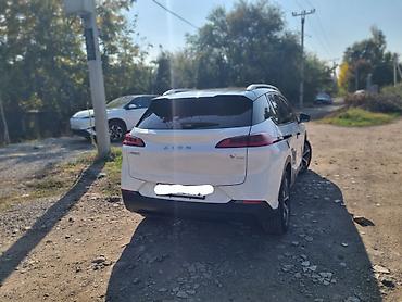 GAC: Электромобиль кроссовер GAC Aion V plus (белый, контрастная чёрная — 3