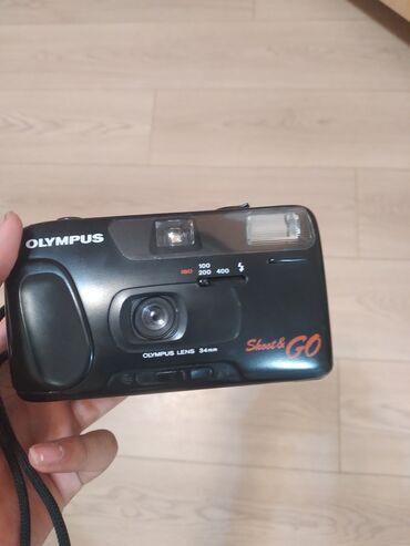 Fotokameralar: Olympus markalı qara rəngli fotoaparat, istifadəsi rahat və daşınması