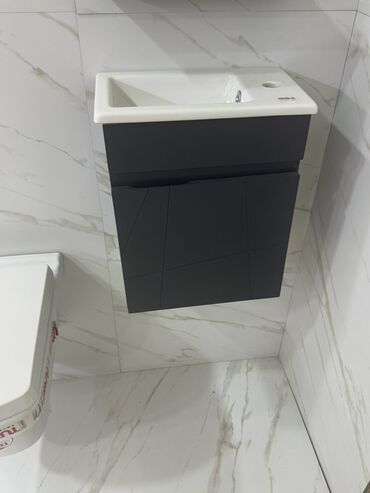 Hamam üçün kranlar: Ağ rəngli keramika lavabo və tünd boz rəngli asma şkafdan ibarət hamam