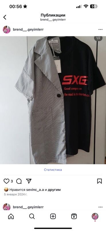 Qara rəngdə, qısa qollu, SXG loqosu olan t-shirt və zolaqlı dizaynlı