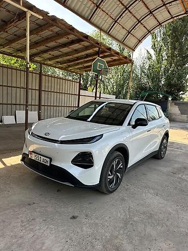 на электромобиль: Электромобиль кроссовер (белый), бренд “i01” на эмблеме. Кузов и — 2
