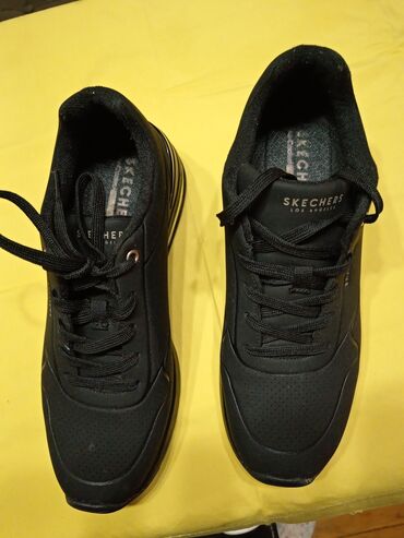 Ostala ženska obuća: Braon čizmice br. 40,sve koža,1900 din nošene . Crvene — 19