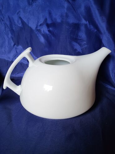 Čajnici: Cajnik nov sa stalkom,grejac,pun poreclan Nemacka. Cajnik pun — 10