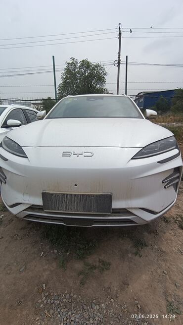 byd yuan vitality edition: Белый электромобиль BYD с современным дизайном кузова. Автомобиль