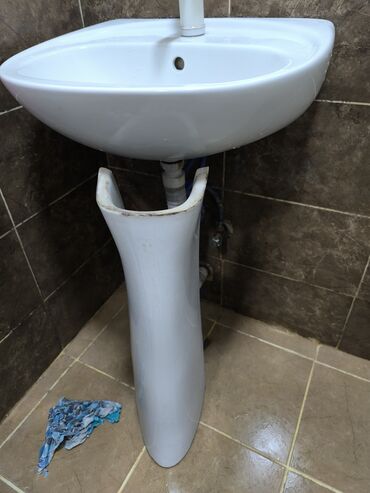 Mətbəx kranları: Asma tipli keramika əl-üz yuma lavabosu və ayaq pedestalı - Material