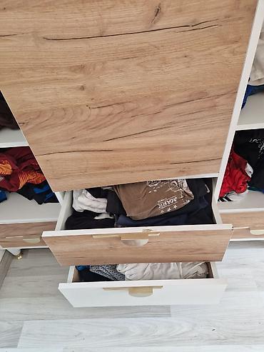 mirvari reng: Üç qapılı, çoxfunksiyalı geyim dolabı - Dizayn: ağ və təbii palıd — 5