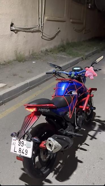 Motosikletlər: Xüsusiyyətlər və təchizat: - Rəng: metalik mavi gövdə, qırmızı boru — 2