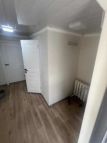 Продажа коттеджей и домов: 🏡 **Продается дом барачного типа с новым ремонтом в Бишкеке!** 📐 — 6