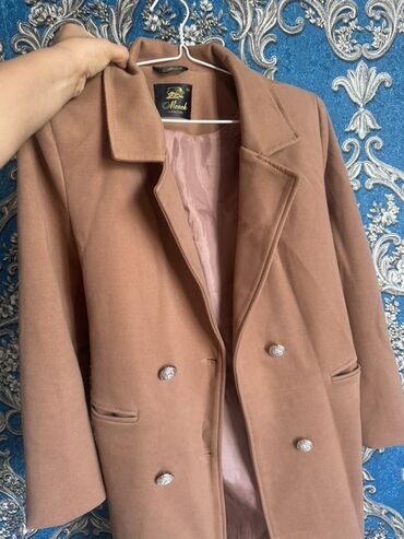 стильная верхняя одежда больших размеров: Женская верхняя одежда — 3 модели 1) Двубортное пальто карамельного