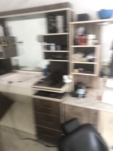 işlənmiş mətbəx mebelleri: Bərbər salonu üçün nəzərdə tutulmuş bu iş stansiyası, geniş güzgü