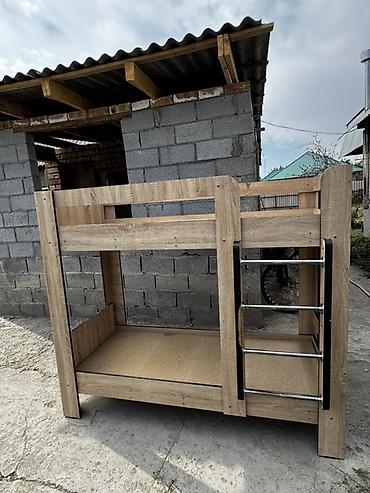 Кровати: Двухъярусная кровать из ЛДСП под дерево - Конструкция: два спальных — 2