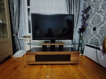 televizor stendleri: Yeni, Düz TV altlığı, Polkalı, Taxtalı, Türkiyə