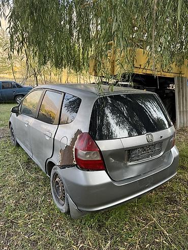 авто аккумуляторы бишкек: Honda Fit (хэтчбек), серебристый, 5 дверей. Документ жок только на — 2
