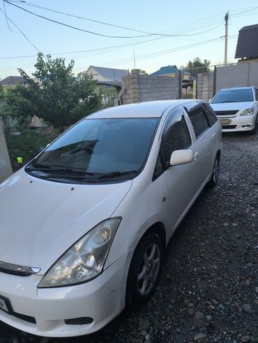 домик на колесо: Белый универсал Toyota Wish, идеально подходящий для семейных поездок