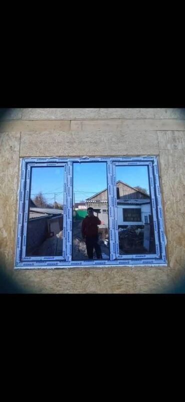 продаю зеркало для дома: Трехстворчатое окно с рамой из ПВХ, оснащенное зеркальными