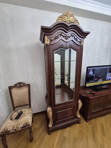 qurban quzu: Klassik dəst: qonaq otağı üçün vitrinlər və TV stendi 2ədəd vitrin və — 2