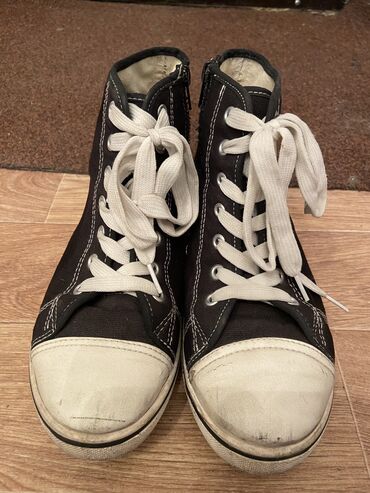 обувь 39: Конверсы на замочке хорошего качества с некоторыми дефектами обувь