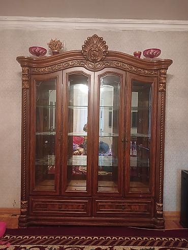 Klassik üslubda vitrin şkaf - Material: təbii ağac karkas, yüksək
