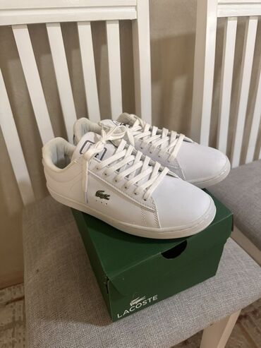 шлепки 39 размер: Белые кроссовки Lacoste с низким профилем. Модель имеет классический