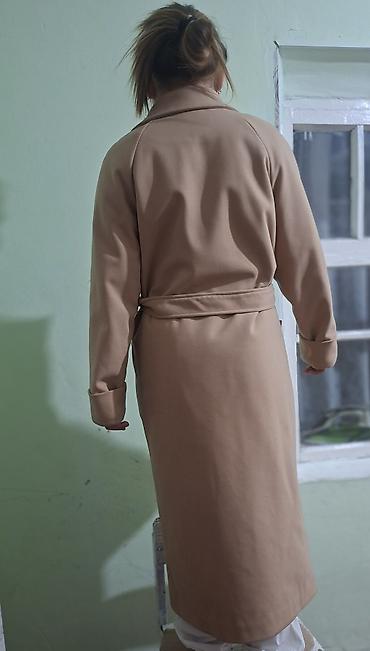 moda larissa плащ: Пальто-халат женское, бежевое (кэмел) - Длина: миди, ниже колена - — 2