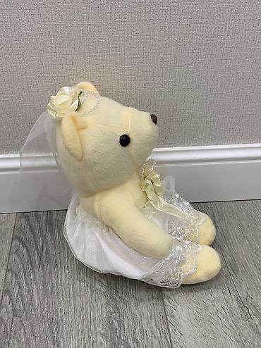 hello kitty: Плюшевая мишка в свадебном платье Б/У 
Высота - 24 см
Ширина - 13 см — 2