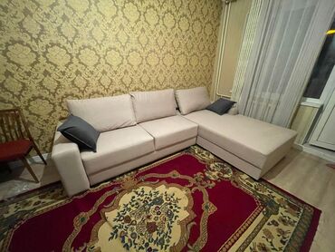 декоративные подушки на диван: Бурчу бар диван, Жастыктар менен, Үч орундук жана андан көп