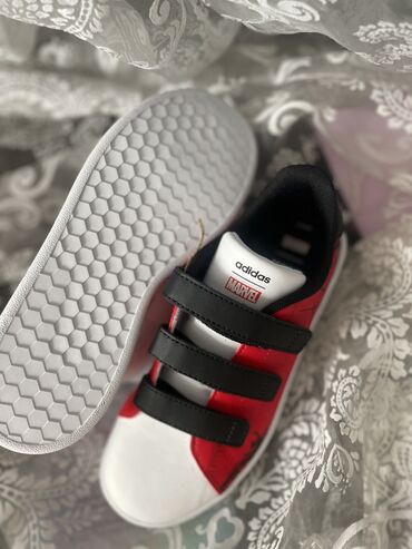 adidas новый в Кыргызстан | КРОССОВКИ И СПОРТИВНАЯ ОБУВЬ: Новые кроссовки оригинал Adidas размер 33,5 новые кроссовки Blessbox