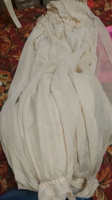 пышные свадебные платья со шлейфом: Свадебное платье цвета айвори из лёгкой полупрозрачной ткани