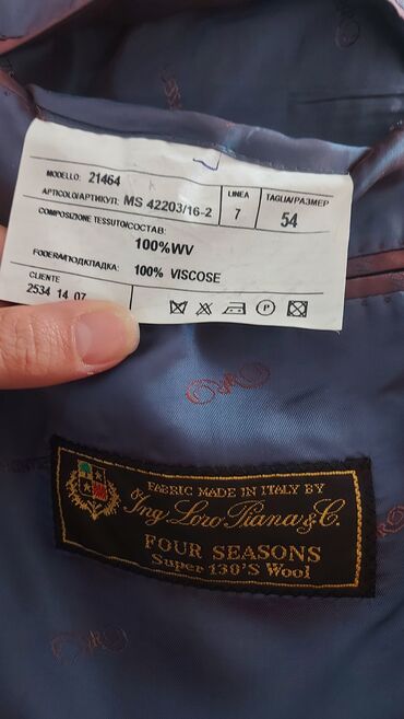 yun svitertlər: Bu tünd göy rəngli kişi kostyumu 100% yundan hazırlanıb, daxili astarı