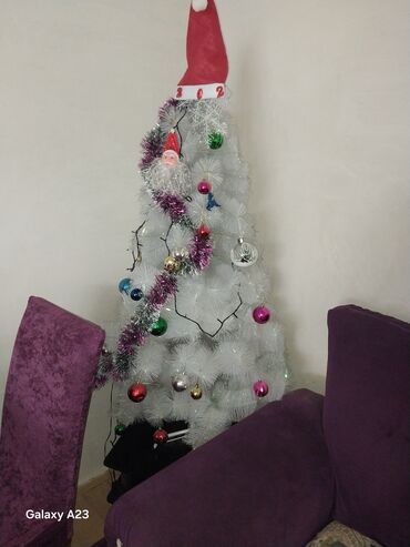 10 yaş ucun tortlar qiz ucun: Ağ rəngli şam ağacı – tam bəzədilmiş - Təxminən 1,6–1,8 m hündürlükdə