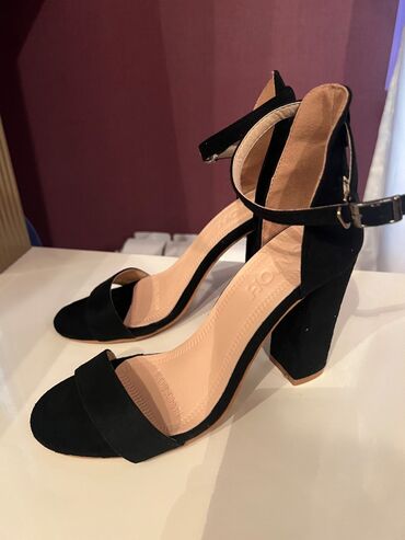 высокие мужские туфли: Yenidir geyinilmeyib 37-38 razmere gedir . Qiymet 10 manat at lalafo.az высокие мужские туфли: Yenidir geyinilmeyib 37-38 razmere gedir . Qiymet 10 manat