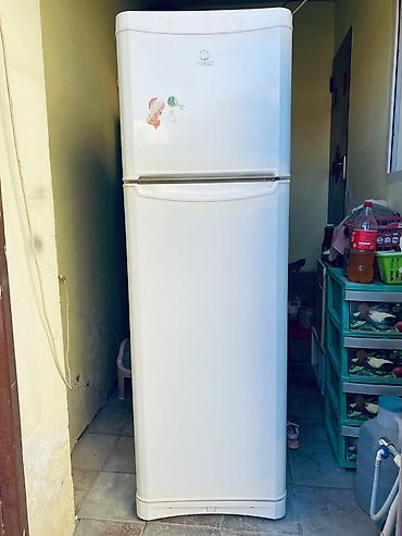 Indesit iki qapılı soyuducu - Üst hissədə ayrıca dondurucu bölmə, tel