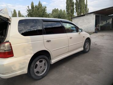 хонда одиссей авто: Белый минивэн с тонированными задними стеклами и дефлекторами на окнах