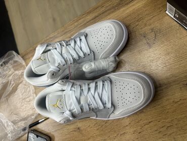 беговые красовки: Кроссовки Jordan 1 Low в светло-серой расцветке с белыми шнурками