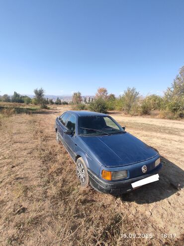 Volkswagen Passat B3, синий седан. Основные особенности: - Кузов