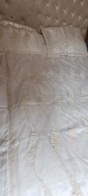 Pastel dəstləri: Ağ rəngdə zərif naxışlı yataq dəsti - Komplekt: yorğan üzlüyü + 2 — 4