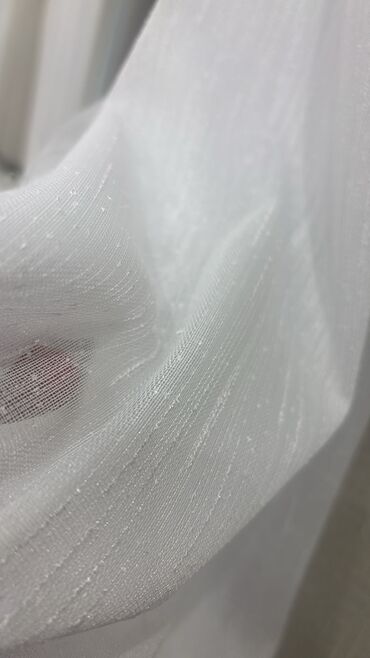 Pərdə və tüllər: Ağ rəngdə, zolaqlı dizaynı olan tül pərdə. Yüngül və şəffaf materialı — 18